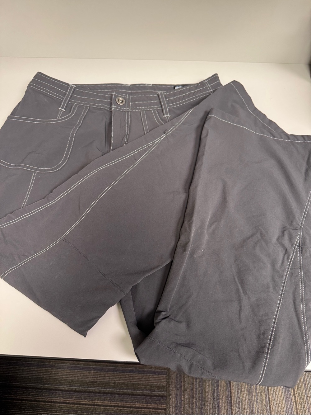 KÜHL Women’s Size 6 Short Outdoor/Hiking Pants Gray Contrast Stitching